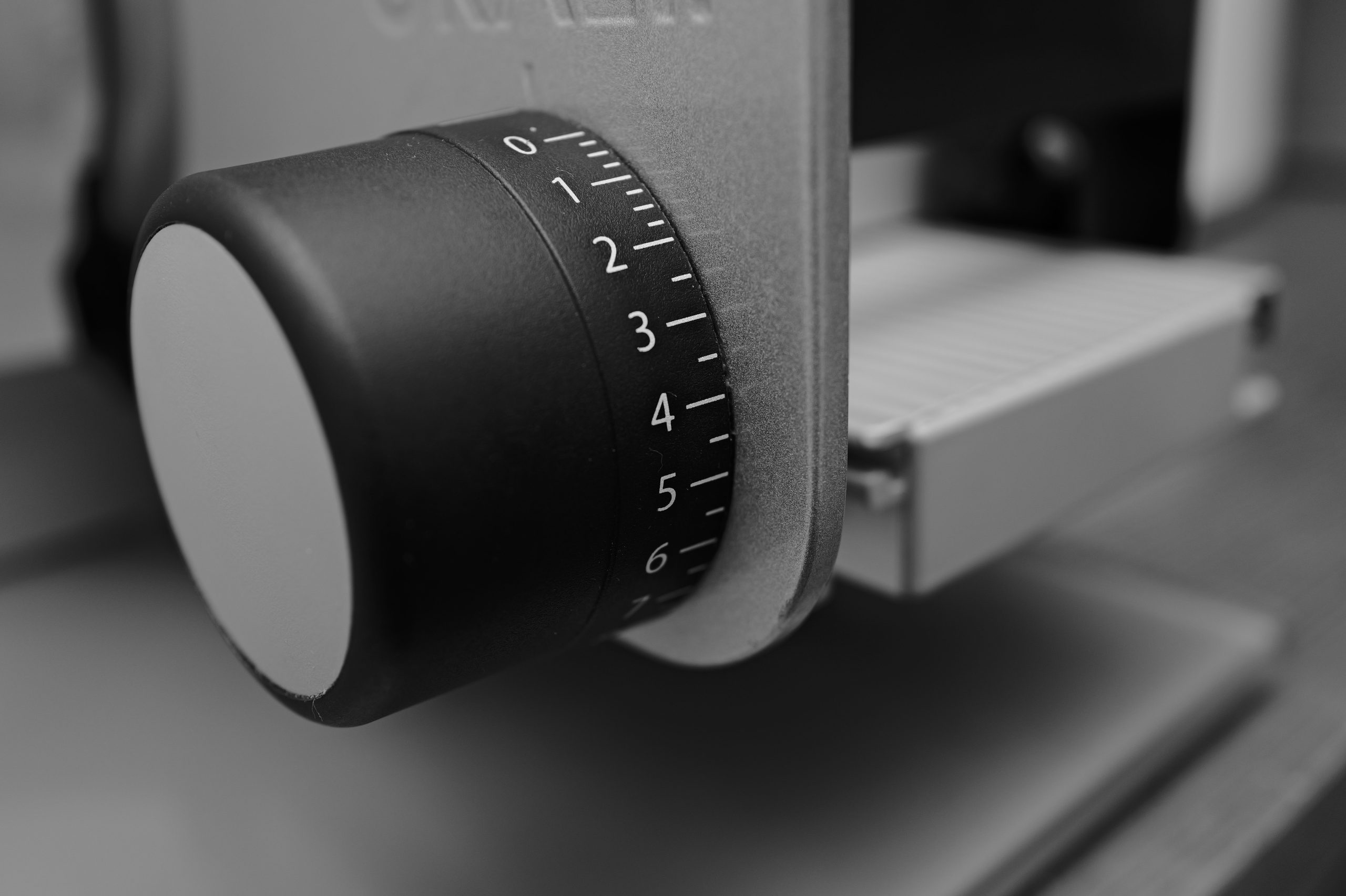 Gros plan bouton thermostat frigo avec numeros