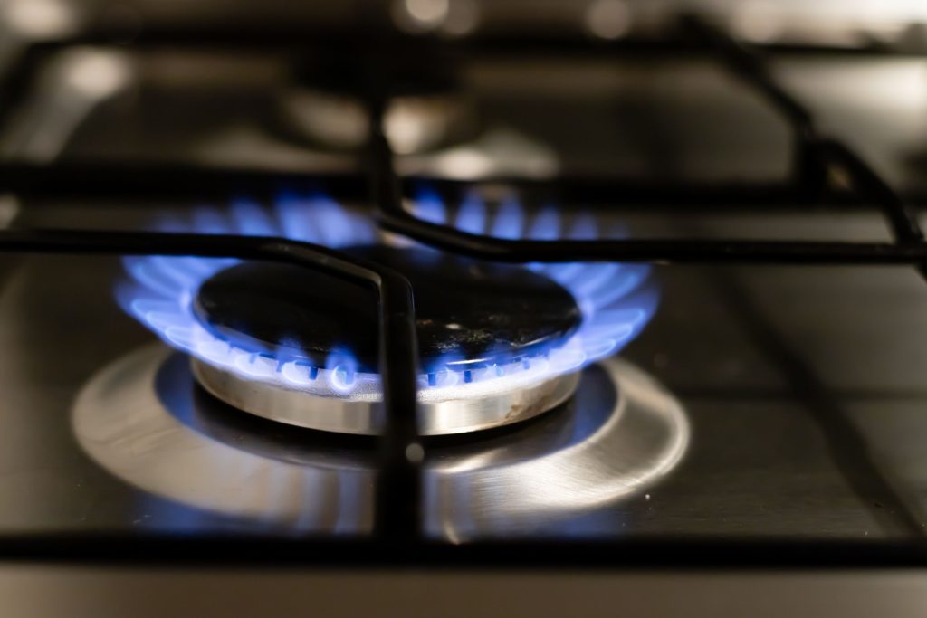 Flamme bleue détaillée sur cuisinière gaz