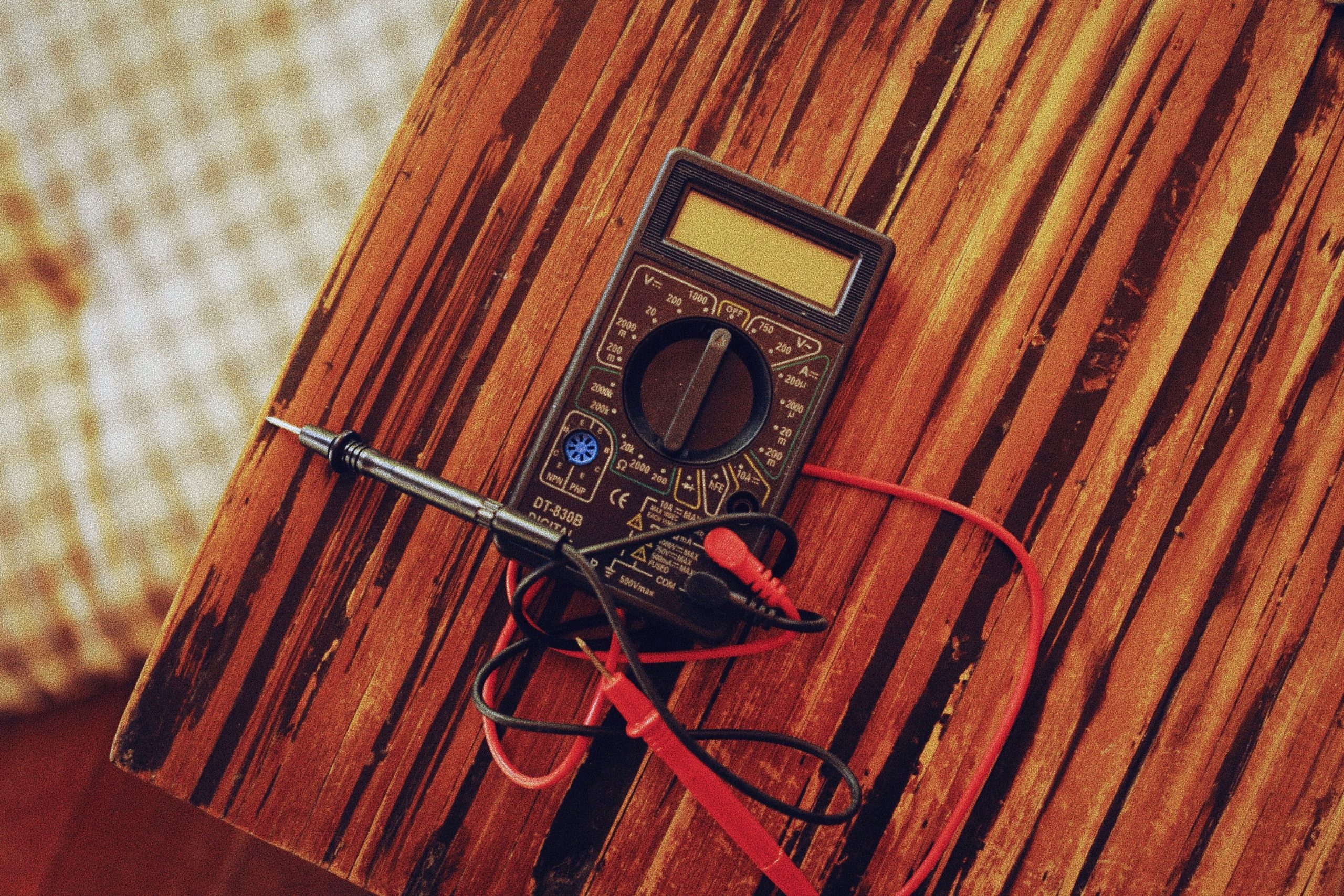Multimètre numérique sur table en bois pour électronique