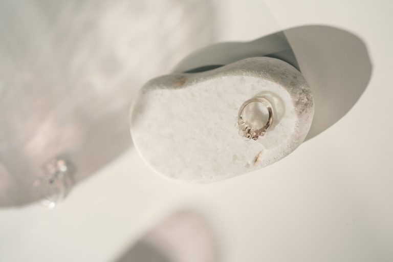 Bague argent minimaliste sur pierre blanche