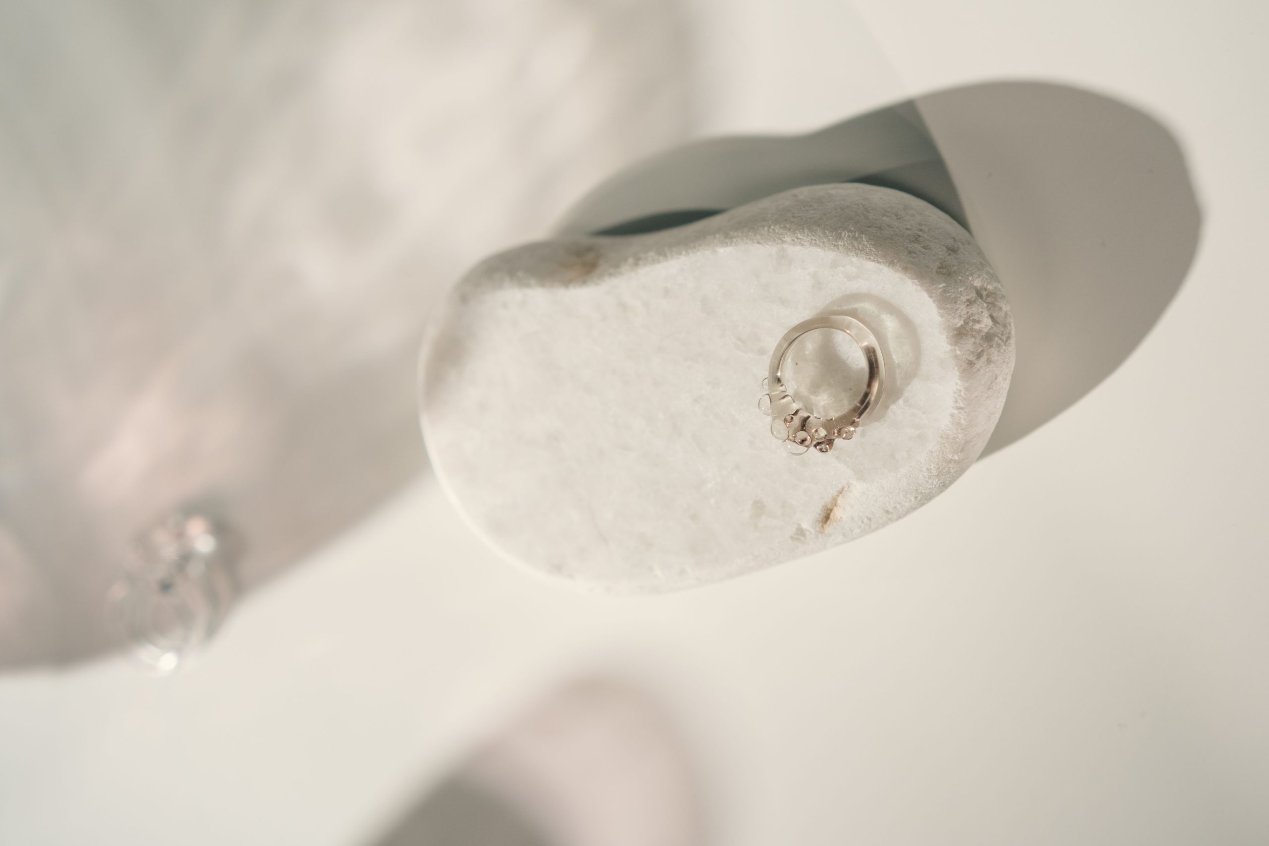 Bague argent minimaliste sur pierre blanche