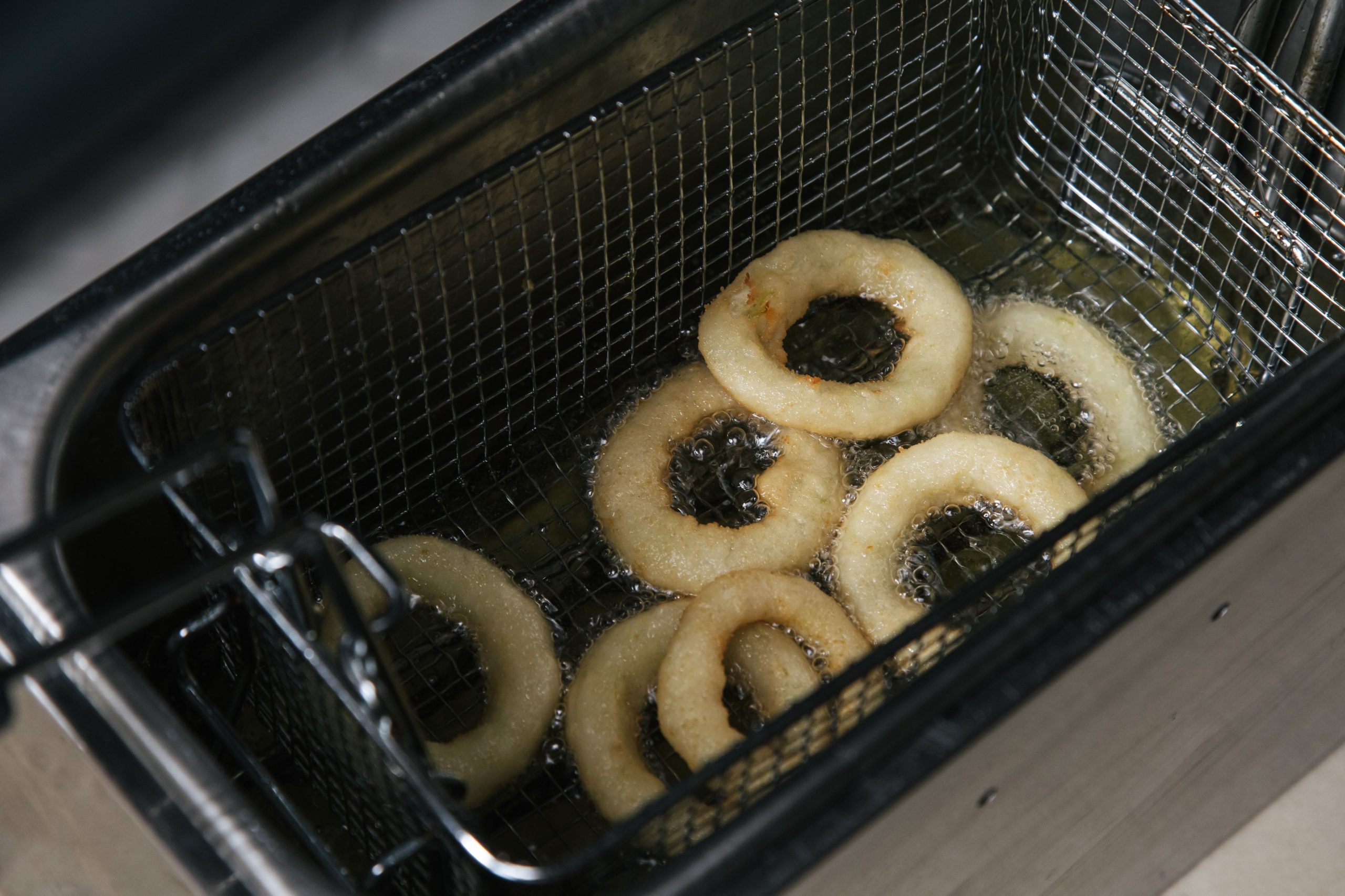 Oignons frits croustillants vus de dessus
