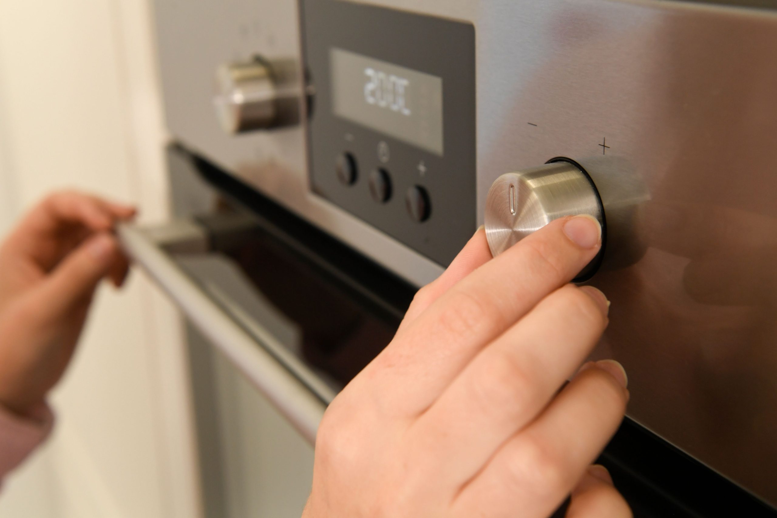Mains ajustant cadran temperature thermostat cuisine