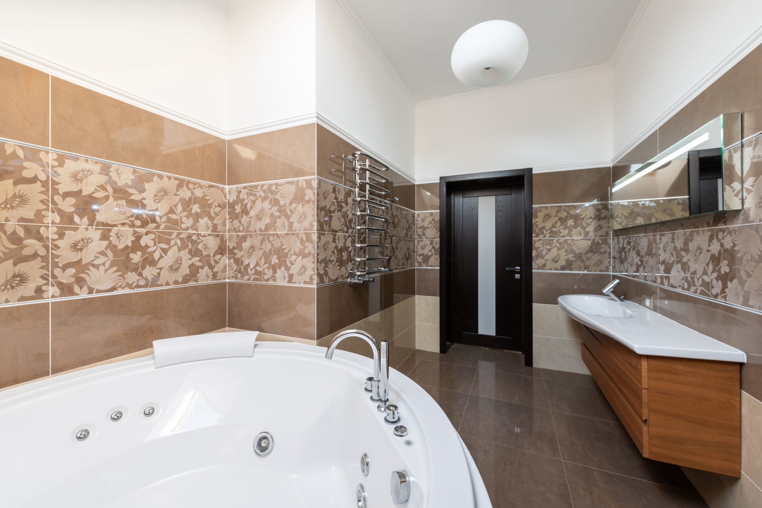 Salle bain contemporaine baignoire céramique meuble bois naturel