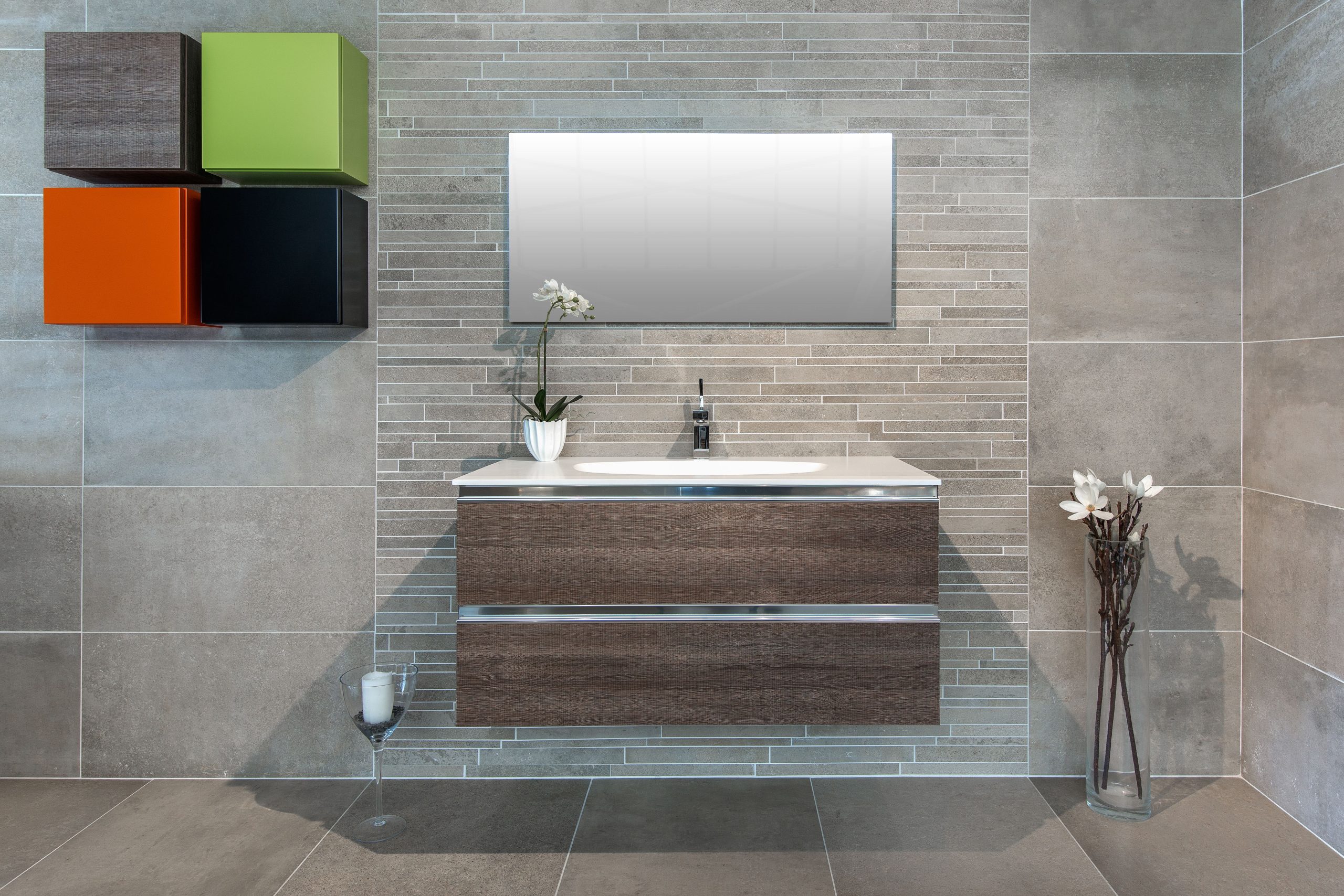 Salle bain élégante meuble suspendu miroir étagères décoratives
