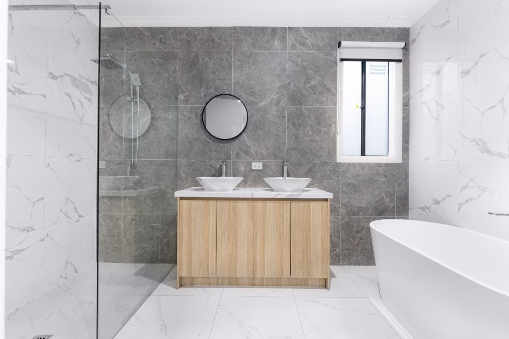 Salle bain moderne épurée avec vasques doubles et marbre