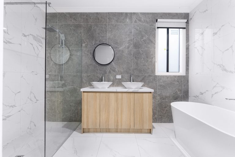 Salle bain moderne épurée avec vasques doubles et marbre