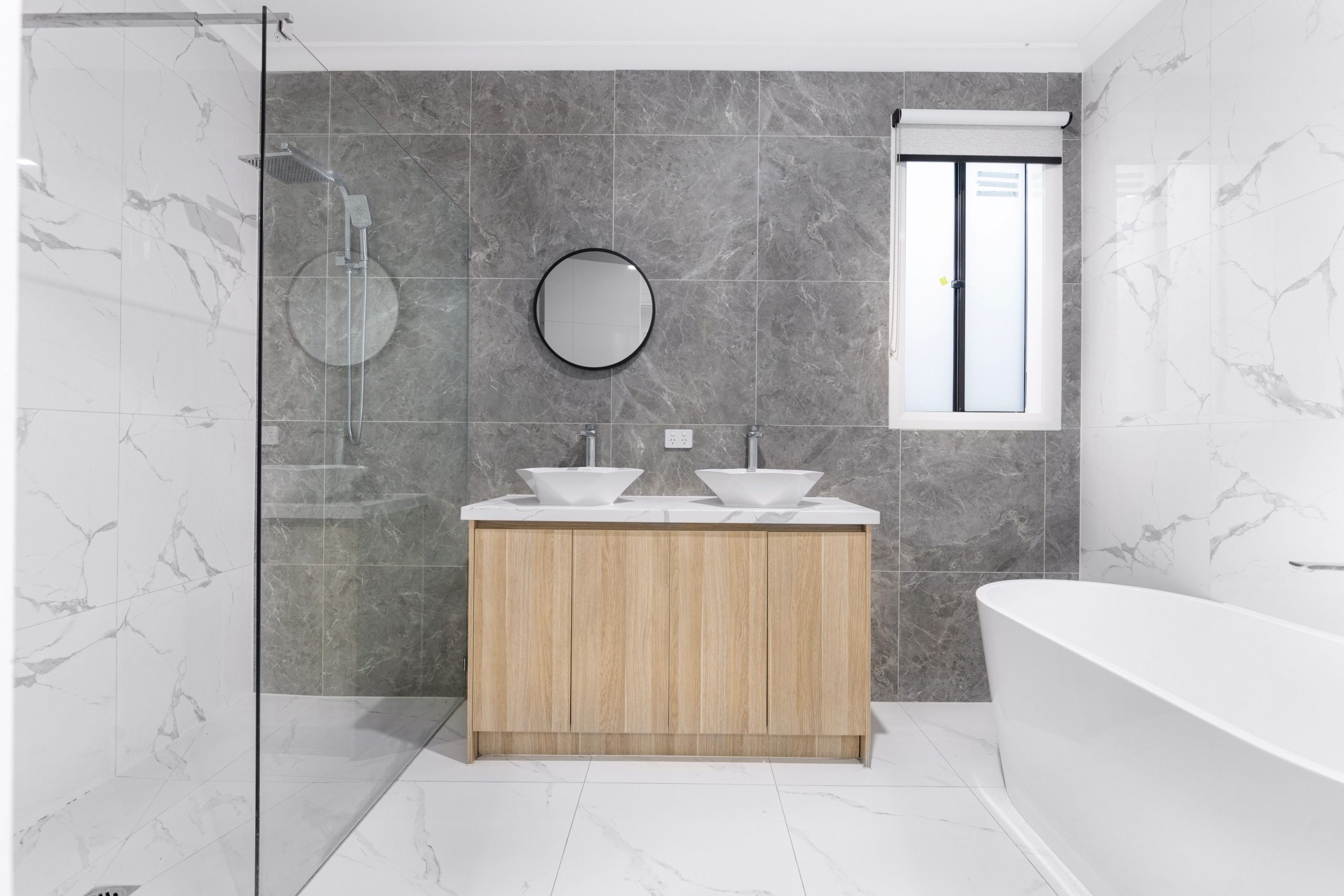 Salle bain moderne épurée avec vasques doubles et marbre