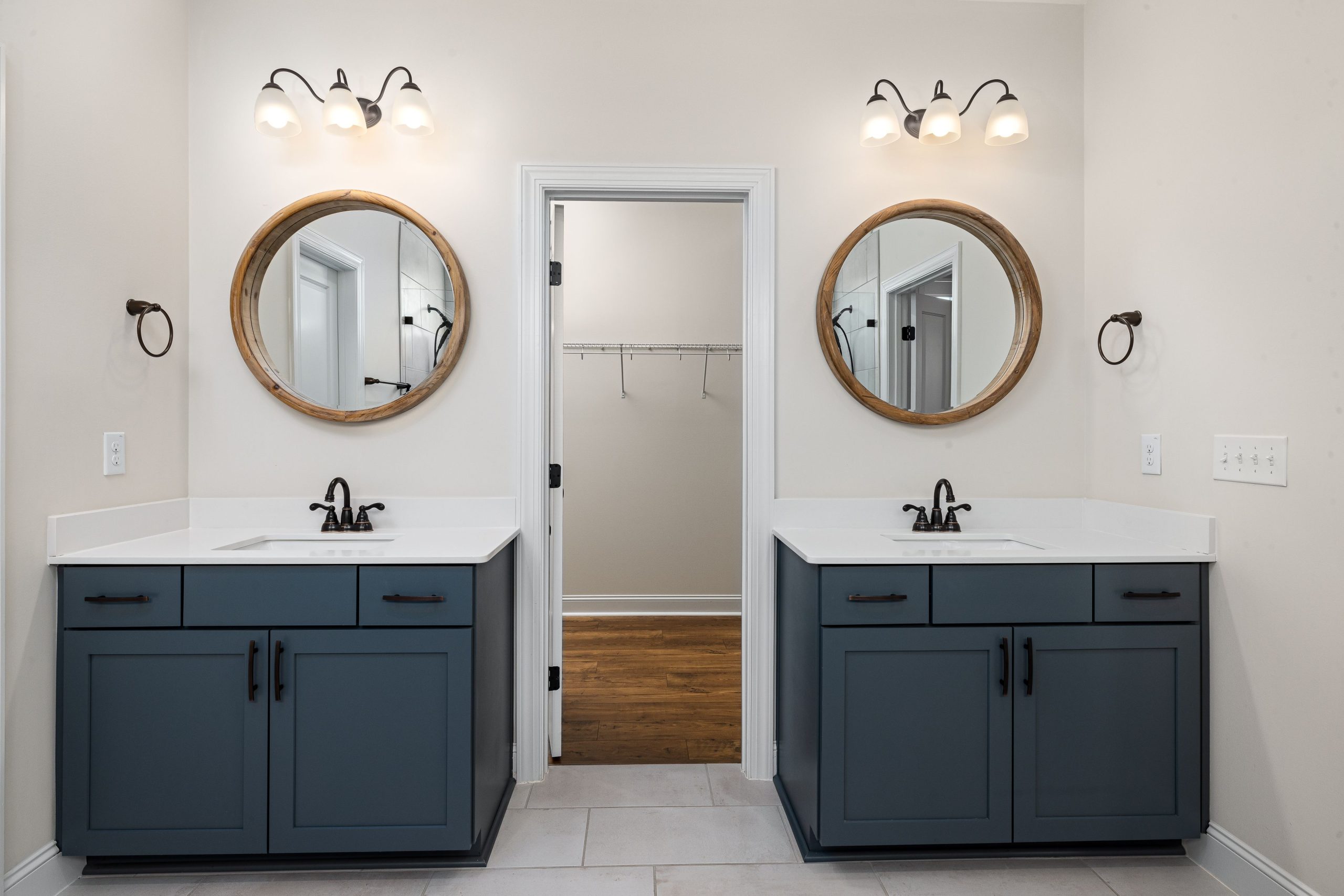 Salle bain design contemporain miroirs ronds éclairage stylisé