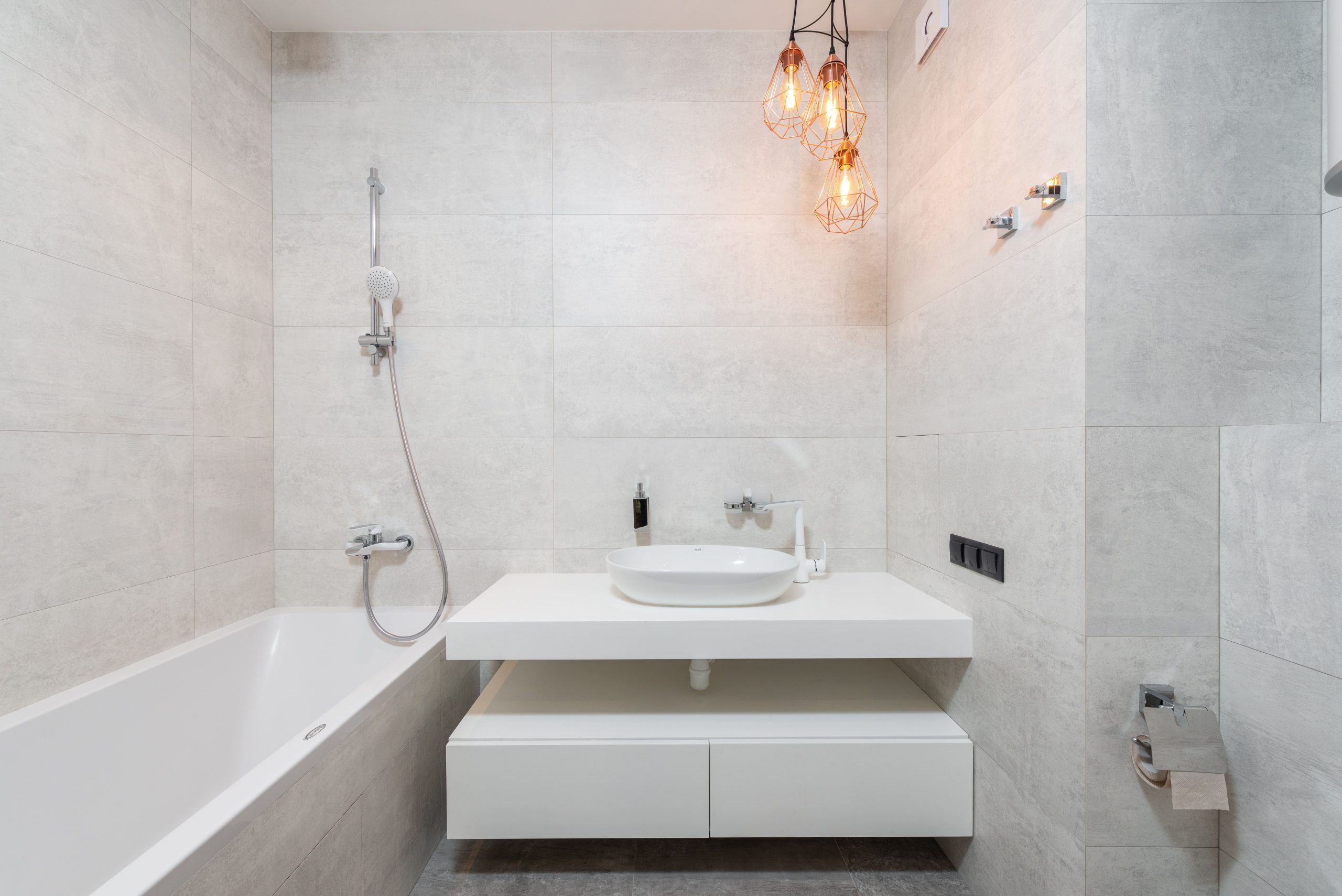 Salle bain minimaliste lumineuse carrelage marbre vanité
