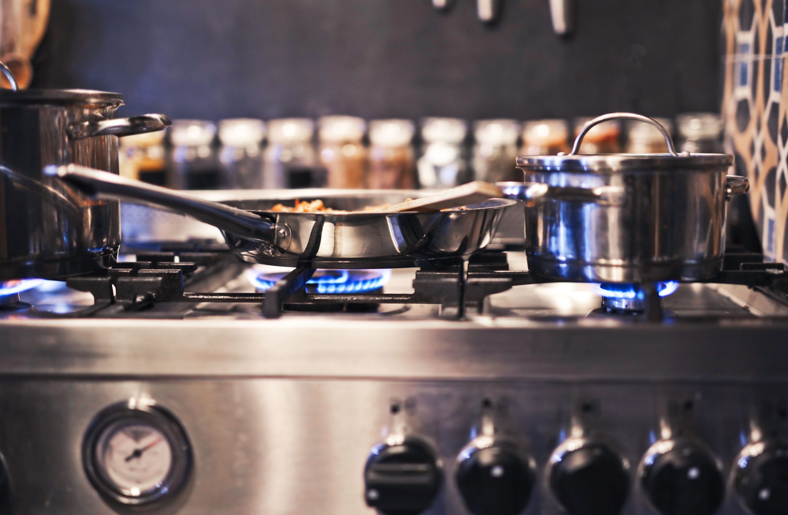 Ustensiles cuisine sur feu gaz bleu