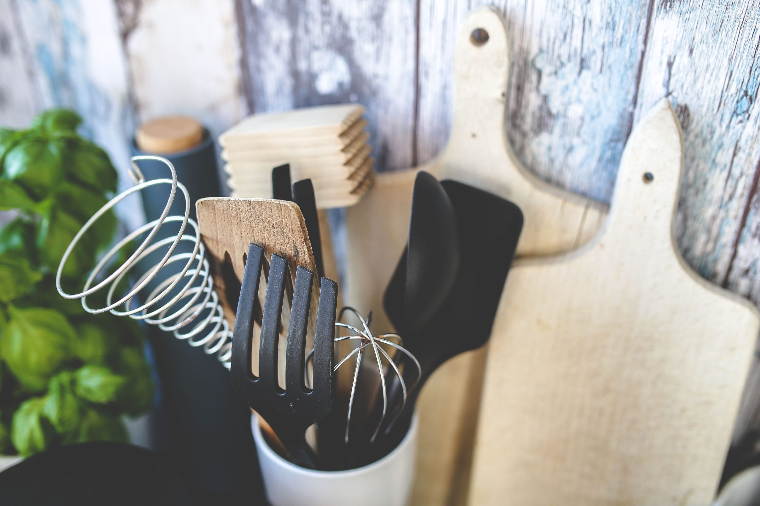 Ustensiles de cuisine variés sur plan de travail